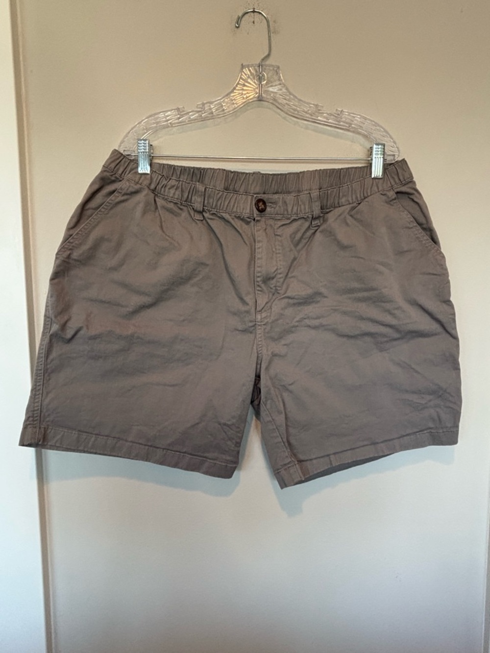 chubbies Men's Flat-Front Elastic Waist Shorts - Taupe